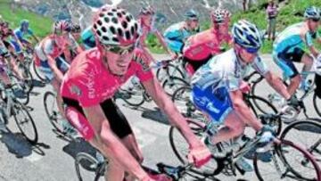 <b>EL GALIBIER. </b>El pelotón, con Mikel Astarloza en primer término, franquea el Galibier en una etapa reina en la que Valverde defendió sin grandes problemas su liderato.