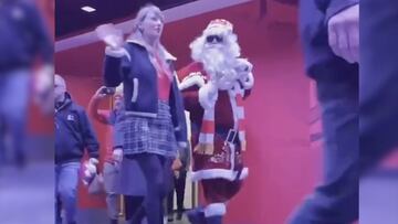 Taylor Swift llega con Santa Claus a partido de los Chiefs en Navidad