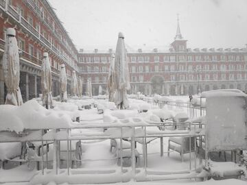 Una de las terrazas de un comercio de la Plaza Mayor de Madrid cubierta de nieve. 