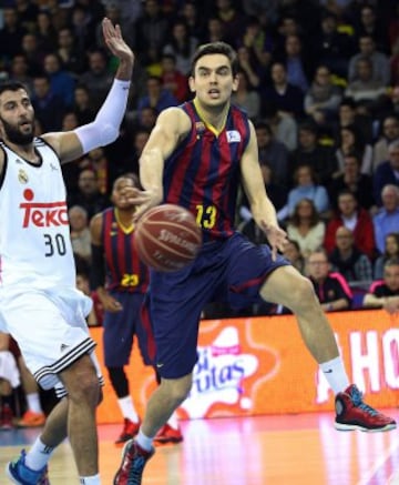 El base checo del Barcelona Tomas Satoransky intenta superar al pivot griego del Real Madrid Ioannis Bourousis.