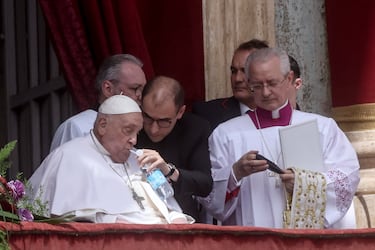 El Papa Francisco recibe ayuda para beber agua durante el discurso del Urbi et Orbi.