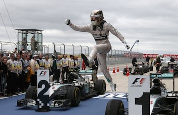 El piloto de Mecedes Lewis Hamilton sumó su tercer título mundial cuatro carreras antes de que acabase el campeonato. Lo logró en el Gran Premio de Austin gracias a un error de Rosberg, rival para el Mundial. Con el Mundial ya en el bolsillo luchó por la victoria en las siguientes carreras. 