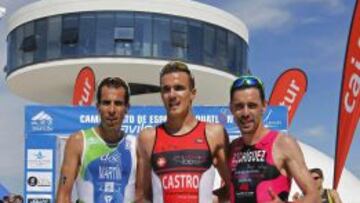 Alexis Rodr&iacute;guez (derecha), tras clasificarse tercero en el Campeonato de Espa&ntilde;a de duatl&oacute;n de Avil&eacute;s 2014, tras David Castro y Emilio Mart&iacute;n.