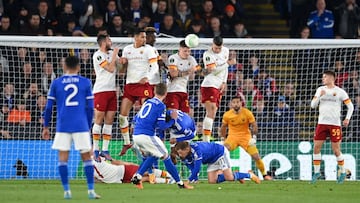 La Roma sobrevive en Leicester