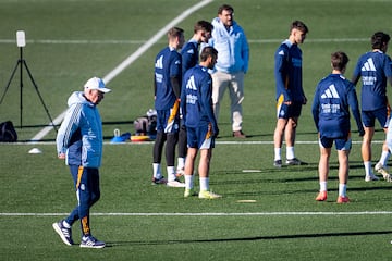 Ancelotti, durante un entrenamiento en Valdebebas.