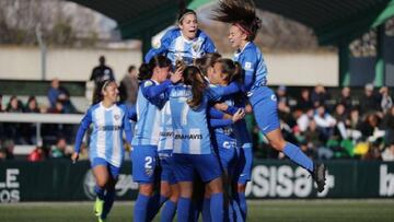 El M&aacute;laga celebra el gol de Adriana contra el Betis.