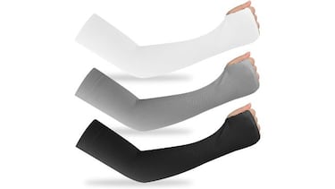 Protégete contra los rayos UV con este cubre brazos para el sol superventas en Amazon