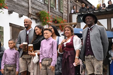 Vincent Kompany junto a su familia durante la fiesta del Oktoberfest celebrada en Múnich.