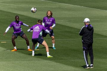Ancelotti observa un ejercicio en el entrenamiento de esta mañana.