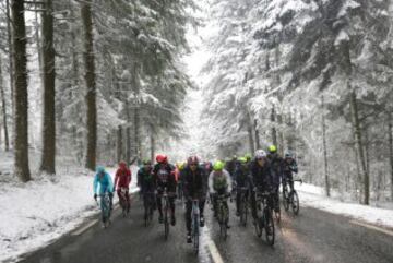 Con nieve y fr赤o se encontraron los ciclistas en la Par赤s-Niza, en algunas de sus etapas. Con este panorama, los corredores estuvieron mucho tiempo agrupados evitando correr riesgos ante una situaci車n tan adversas.