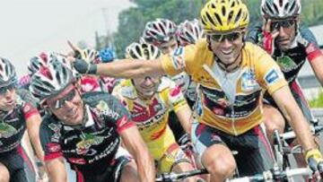 <b>BUEN AMBIENTE. </b>Alejandro Valverde bromea con Joaquín Rodríguez en los primeros kilómetros de la etapa de ayer.