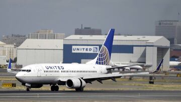 Un avión de United Airlines, compañía que ha prohibido subir a dos adolescentes por usar leggins