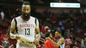 James Harden se lamenta mientras los jugadores de Memphis, al fondo, festejan el triunfo.