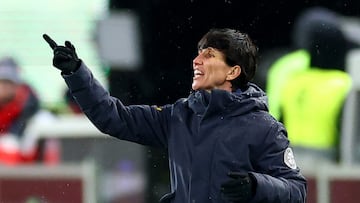Soccer Football - Women's Nations League - Final - First Leg - Germany v Spain - Fritz-Walter-Stadium, Kaiserslautern, Germany - November 28, 2025 Spain coach Sonia Bermudez REUTERS/Piroschka Van De Wouw