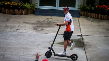 Márquez, en patinete por el paddock de Buriram.