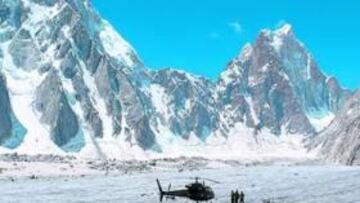 <b>VUELTA A CASA. </b>El grupo de rescate se marcha del Latok II.