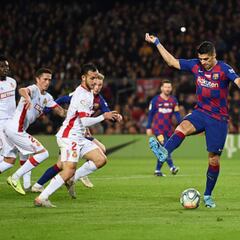 Escándalo Luis Suárez: un gol de tacón que pasará a la historia