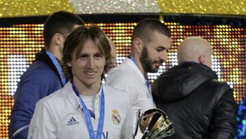 18/12/16 FIFA CLUB WORLD CUP JAPON 2016 MUNDIAL DE CLUBES MUNDIALITO DE CLUBES
PARTIDO FINAL REAL MADRID - KASHIMA ANTLERS
CAMPEONES
MODRIC CON EL TROFEO
CAMPEON CELEBRACION