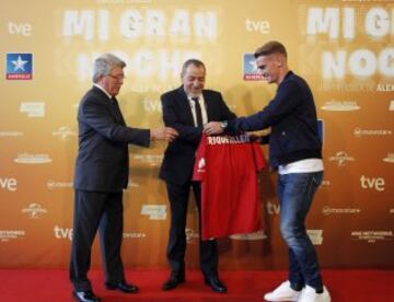 Enrique Villén recibe la camiseta del Atlético de Madrid de manos de Cerezo y Griezmann.