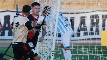 El jugador de Curicó, Cristián Zavala, celebra su gol contra Magallanes durante el partido de Primera División, realizado en el estadio San Bernardo en Santiago.