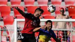 Raúl Navas gana una disputa aérea en el partido ante el Andorra.