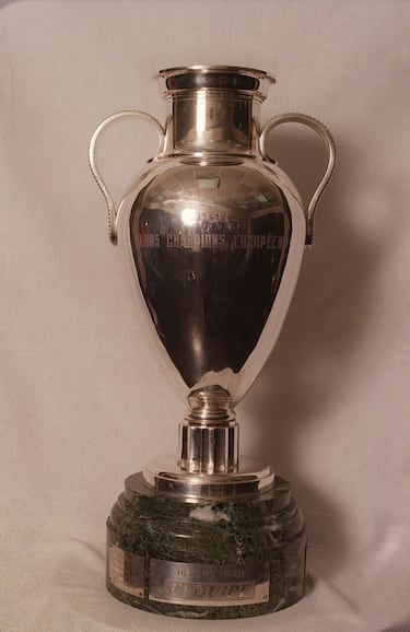 El trofeo original de la Copa de Europa fue donado por el periódico deportivo francés L'Équipe.​ Este trofeo fue otorgado de manera permanente al Real Madrid en marzo de 1967. Antes de la temporada 08/09 el trofeo de Champions League se entregaba en propiedad a los equipos que eran capaces de ganarla 3 veces de forma consecutiva, o en su defecto, 5 veces alternas pero ahora la UEFA es la propietaria ad eternum del trofeo y entrega una réplica exacta al campeón, no otorgándose nunca más el trofeo auténtico en propiedad.