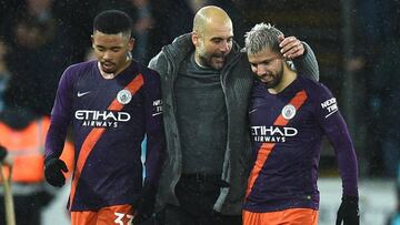 Pep Guardiola abraza a Gabriel Jesús y Agüero después de la victoria del Manchester City en cuartos de final de la FA Cup contra el Swansea.