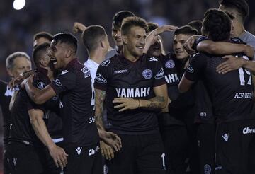 Players of Argentina's Lanus celebrate after defeating Argentina's River Plate 4-2 during their Copa Libertadores semifinal second leg football match and qualifying to the final, in Lanus, on the outskirts of Buenos Aires, on October 31, 2017. / AFP PHOTO / Juan MABROMATA