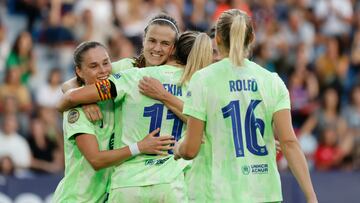 VALENCIA, 20/10/2024.- La defensa del Barcelona Irene Paredes (2-i) celebra con sus compañeras tras marcar el 1-4, durante el partido de la séptima jornada de LaLiga F que Levante y Barcelona disputan este domingo en el estadio Ciutat de València. EFE/Ana Escobar