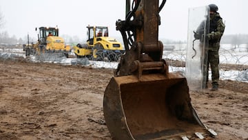 FILE PHOTO: A soldier keeps watch at the construction site of a barrier at the border between Poland and Belarus, in Tolcze near Kuznica, Poland January 27, 2022. REUTERS/Kacper Pempel/File Photo