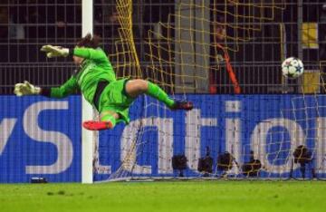 0-1. Roman Weidenfeller no pudo hacer nada en el primer tanto de Carlos Tévez.