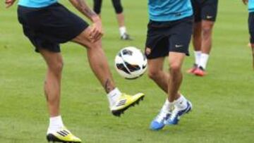 <b>EN ACCIÓN. </b>Bartra intenta quitarle el balón a Alves, durante el entrenamiento de ayer del Barcelona.