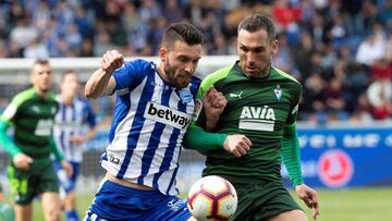 GRAF1603. VITORIA, 09/03/2019.- El delantero del Alav&eacute;s Borja Bast&oacute;n (i) pelea un bal&oacute;n con el defensa del Eibar Anaitz Arbilla, en el partido de liga en Primera Divisi&oacute;n jugado en el estadio de Mendizorrotza de Vitoria. EFE/Ad