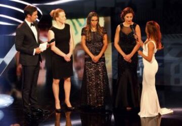 Melanie Behringer, Marta y Carli Lloyd con Eva Longoria y Marco Schreyl.