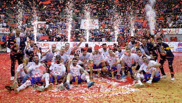 Los jugadores del San Pablo Burgos celebran la victoria con el trofeo tras la final de la Copa de España de Baloncesto que Obradoiro y San Pablo Burgos jugaron este sábado en Burgos.