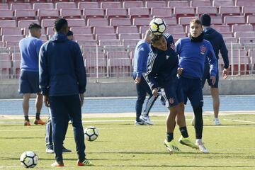 Hinchas de Universidad de Chile realizan el tradicional Banderazo previo al Superclásico. En la fotografía, Nicolás Guerra.