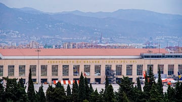 El Aeropuerto de Málaga-Costa del Sol el decano de los aeropuertos españoles siendo su construcción en 1919. Ocupa el primer puesto en Andalucía, el cuarto en cuanto a volumen de tráfico entre los aeropuertos de España, cuarto de la península ibérica.