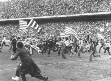 20 de mayo de 1973. Los seguidores invaden el césped del Calderón para celebrar el título de Liga de 1973.