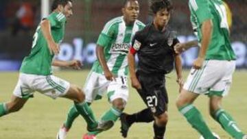 <b>BIEN TÉCNICAMENTE. </b>Óliver, rodeado de defensas del Nacional de Medellín.