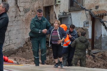 Varios servicios de emergencias ayudan en las labores de rescate en Letur, Albacete. En torno a 30 personas se han quedado atrapadas en sus viviendas por la riada.