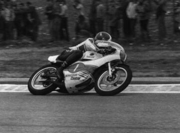 Agostini corrió con Yamaha en 1974 en 350 cc y en 1975 en 500cc.
 
