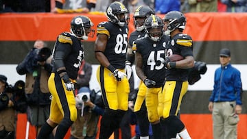 CLEVELAND, OH - SEPTEMBER 09: James Conner #30 of the Pittsburgh Steelers celebrates his touchdown with teammates during the third quarter against the Cleveland Browns at FirstEnergy Stadium on September 9, 2018 in Cleveland, Ohio.   Joe Robbins/Getty Images/AFP
 == FOR NEWSPAPERS, INTERNET, TELCOS &amp; TELEVISION USE ONLY ==