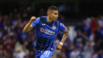 El futbolista mexicano Orbel&iacute;n Pineda celebra un gol con Cruz Azul. 