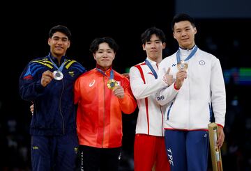 El gimnasta colombiano logró la medalla de plata en la prueba de barra fija de los Juegos Olímpicos de París 2024 tras lograr una clasificación de 14.533, misma puntuación del japonés Shinnosuke Oka que fue oro gracias a su ejecución.  