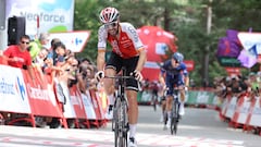 El ciclista español del equipo Cofidis, Jesús Herrada, llegando a meta en  la etapa 11 de la vuelta ciclista a España 2023, una carrera de 163,5 km desde Lerma hasta Laguna Negra en Vinuesa.