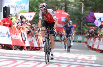 El ciclista español del equipo Cofidis, Jesús Herrada, llegando a meta en  la etapa 11 de la vuelta ciclista a España 2023, una carrera de 163,5 km desde Lerma hasta Laguna Negra en Vinuesa.