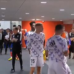 El aplaudido gesto de Cunha con Vinicius en el túnel de vestuarios: bailó con él para mostrarle su apoyo