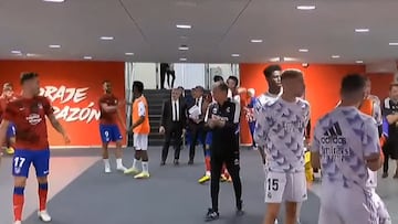 El aplaudido gesto de Cunha con Vinicius en el túnel de vestuarios: bailó con él para mostrarle su apoyo