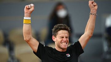 Argentina&#039;s Diego Schwartzman celebrates after winning against Austria&#039;s Dominic Thiem at the end of their men&#039;s singles quarter-final tennis match on Day 10 of The Roland Garros 2020 French Open tennis tournament in Paris on October 6, 2020. (Photo by Anne-Christine POUJOULAT / AFP)