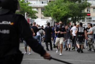 Incidentes entre policía y afionados italianos antes del comienzo del partido de semifinales de Champions League Real Madrid-Juventus.